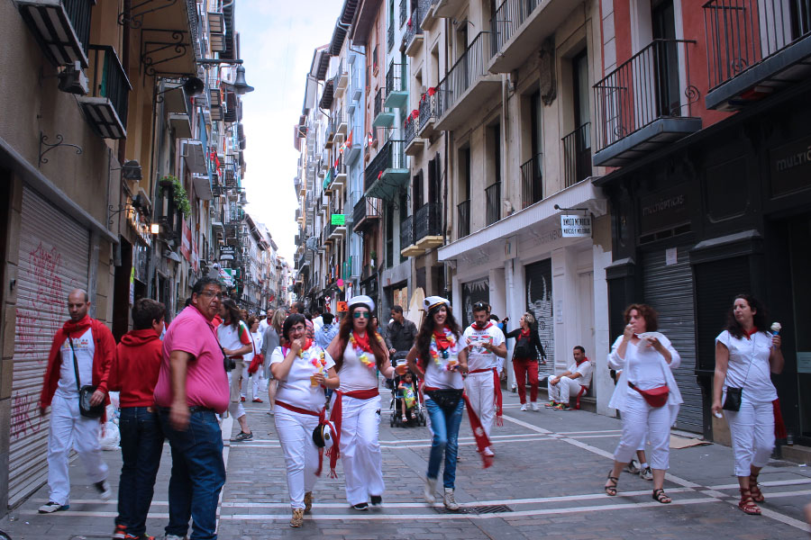 朝帰りの若者たち | photo by p.s.m. adventure